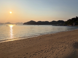 My last two days with my guests Neil and Wanda from Australia were spent in Namhae, Sachon and across to Busan through the island archipelago of Tongyong and Geoje. It was a perplexing way to end a mountain tour on the south coast of Korea surrounded by islets, sea, villages, bridges, energy and peaks - jutting on the silver-blue metallic sea arcing on the horizon. Seeing Korea in May, especially the mountains, towns and valleys, in good weather is a real marvel. Everything shines. Plying our way in the traffic to Hyundae beach in Busan, seeing the California style ease of this area, is not a bad way to reflect about the interior. Why not? Chur.